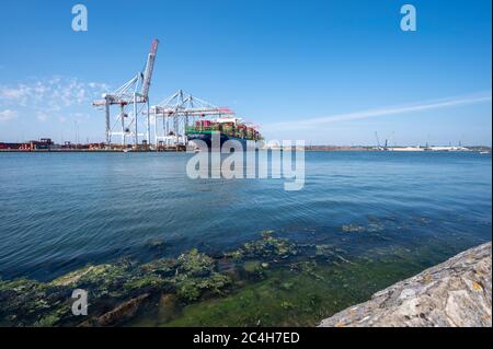 HMM Oslo attraccato a Southampton, Hampshire, Inghilterra, Regno Unito visto da Marchwood. Foto Stock