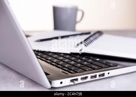 Luogo di lavoro, notebook con notebook e matita e tazza di caffè da vicino Foto Stock