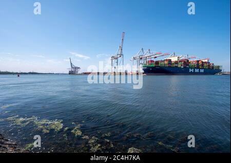 HMM Oslo attraccato a Southampton, Hampshire, Inghilterra, Regno Unito visto da Marchwood. Foto Stock