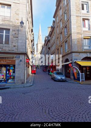 Saint Malo, Francia - 21 2019 maggio: Mattina presto guardando su Grande Rue a St Malo verso la Cattedrale. Foto Stock