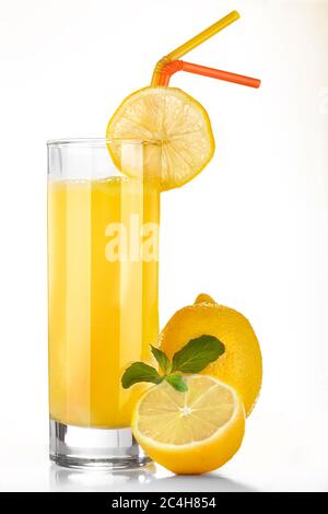 Limonata fresca da cocktail con una fetta di lime gialla e paillette. Limonata dal limone appena spremuto. Una bevanda estiva rinfrescante e sana. Foto Stock