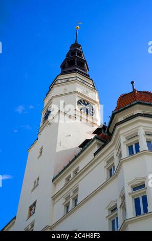 Municipio / Municipio, Opava, Slesia, Repubblica Ceca / Czechia - punto di riferimento principale della città, edificio del comune con torre di guardia ( hlaska ) Foto Stock