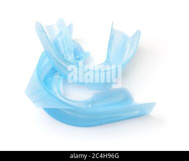 Vassoi monouso per gel di fluoruro dentario isolati su bianco Foto Stock