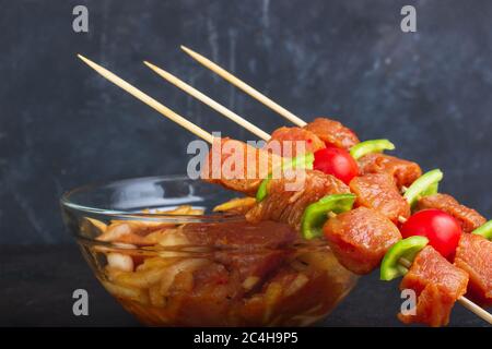 Carne marinata con cipolle, peperoni e salse di soia su spiedini Foto Stock