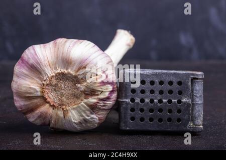 Testa di chenok fresco con aglio schiacciato su uno sfondo scuro Foto Stock