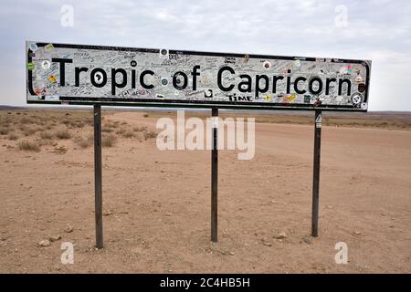 Tropic del Capricorno segno sulla C14 strada in Namibia Foto Stock