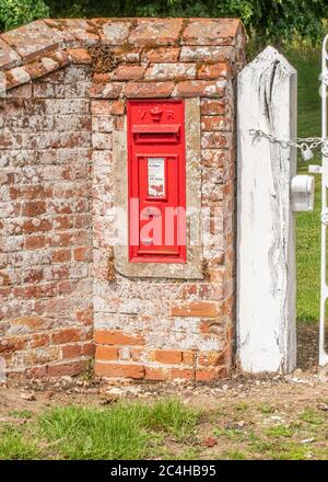 Posta in muraglia in mattoni nella campagna Norfolk Foto Stock