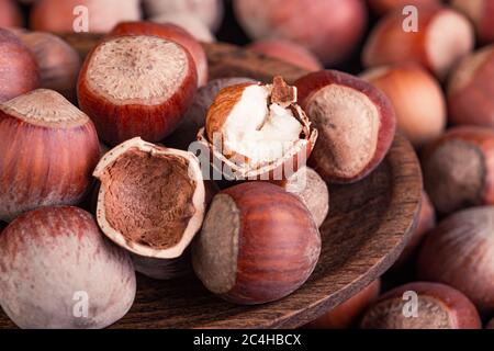 Nocciole in un cucchiaio e un dado rotto Foto Stock