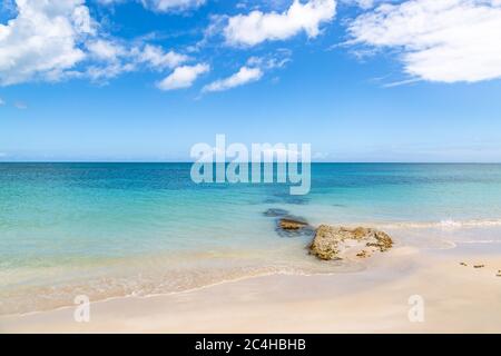Una idilliaca spiaggia di sabbia sull'Isola dei Caraibi di Antigua Foto Stock