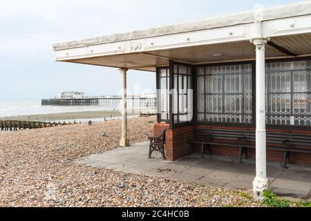 Rifugio sul mare che si affaccia su Worthing Beach con Worthing Pier Beyond, Worthing, West Sussex, Inghilterra, Regno Unito. Foto Stock