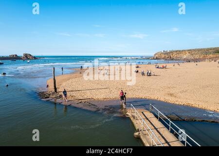 Summerleaze Beach, vista dalla fine del canale di Bude, Bude, Cornovaglia, Inghilterra, Regno Unito. Popolare tra i surfisti, anche in ottobre. Foto Stock