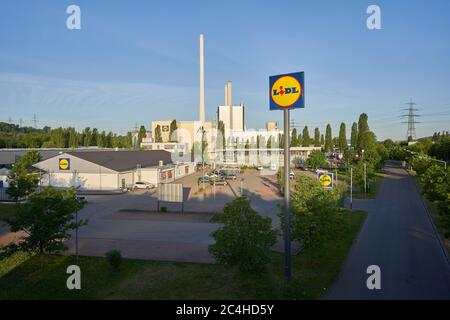 Altbach, Germania - 08 maggio 2020: Parcheggio slot. Lidl è una società di sconti con sede a Neckarsulm nel Baden-Wuerttemberg. Foto Stock