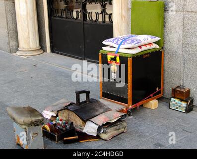 Attrezzature per la lucidatura delle scarpe da strada allestite per i clienti della Gran Via Madrid Spagna senza nessuno Foto Stock