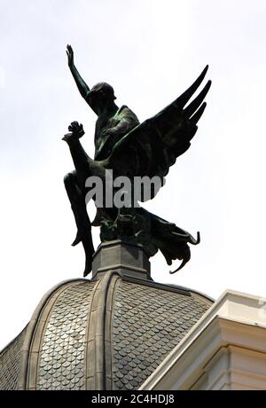 Primo piano di scultura su una cupola dell'edificio Primark 32 Gran Via Madrid Spagna Foto Stock