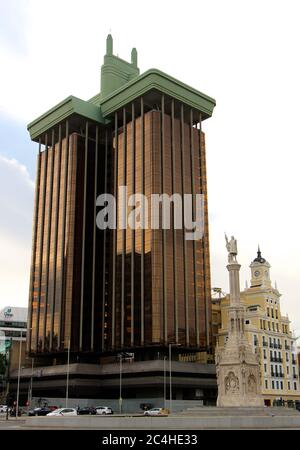 Torres de Colon edificio Torri di Colombo con il monumento a Columbus Plaza de Colon Madrid Spagna Foto Stock