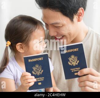 Padre e figlia stanno celebrando l'accoglienza dei passaporti degli Stati Uniti Foto Stock