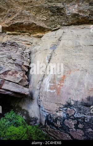 Burrungkuy, Australia - 12 marzo 2020: Arte rupestre aborigena nativa raffigurante un cacciatore e un canguro Foto Stock