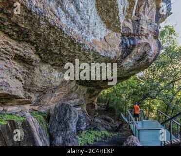 Burrungkuy, Australia - 12 marzo 2020: Un turista al Burgkuy Aboriginal rock art shelter in Australia. Foto Stock