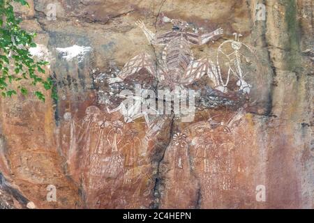 Burrungkuy, Australia - 12 marzo 2020: Arte rupestre aborigena che raffigura persone aborigene, animali e spiriti Foto Stock