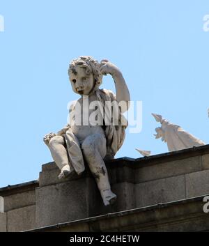 Primo piano di sculture in pietra della statua sulla Puerta de Alcala Plaza de la Independencia Alcala Gate Independence Square in Il centro di Madrid Spagna Foto Stock