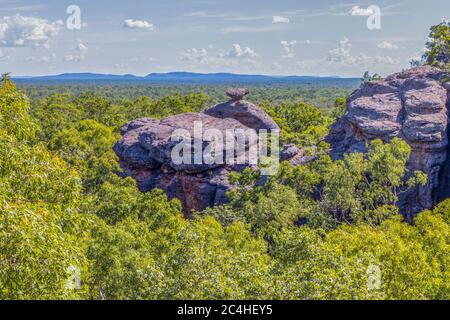 Burrungkuy, Australia - 12 marzo 2020: Le scogliere di Burrungkuy che sovrastano la foresta pluviale australiana Foto Stock