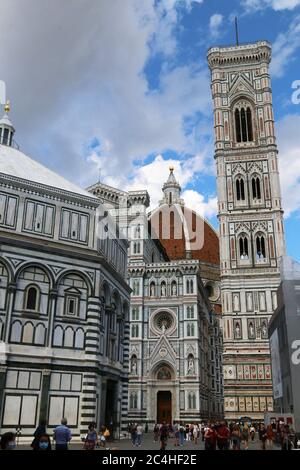 Santa Maria in Fiore dettaglio facciata con battistero, Firenze, Italia, patrimonio mondiale dell'umanità Foto Stock
