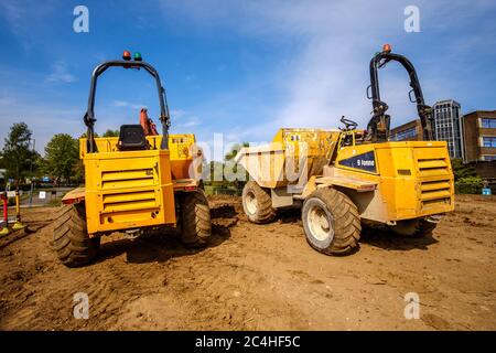 Carrelli elevatori/ribaltabili gialli parcheggiati in cantiere Foto Stock