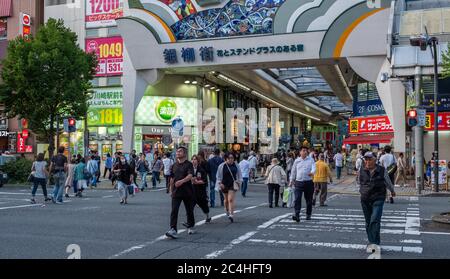 Pendolari alla stazione ferroviaria di Kawasaki, Giappone Foto Stock