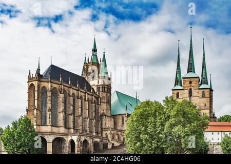 La Cattedrale di Erfurt (a sinistra) e la Chiesa di San Severo (a destra) si trovano sul DOMBERG a Erfurt, capitale della Turingia, Germania, Europa Foto Stock