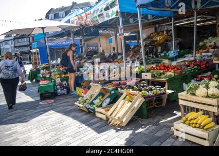 Londra, Regno Unito. 27 giugno 2020. Una donna che acquista generi alimentari al mercato di Kingston upon Thames, poiché le restrizioni di blocco sono ulteriormente attenuate in tutta l'Inghilterra. 26 Giugno 2020, Kingston upon Thames, Southwest London, England, United Kingdom Credit: Clickpics/Alamy Live News Foto Stock