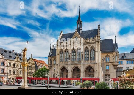 Il municipio è stato costruito nel 1870 in stile gotico revival. Si trova presso il mercato del pesce di Erfurt, capitale della Turingia, Germania, Europa Foto Stock