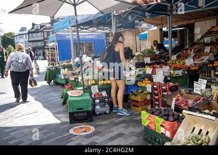 Londra, Regno Unito. 27 giugno 2020. Una donna che acquista generi alimentari al mercato di Kingston upon Thames, poiché le restrizioni di blocco sono ulteriormente attenuate in tutta l'Inghilterra. 26 Giugno 2020, Kingston upon Thames, Southwest London, England, United Kingdom Credit: Clickpics/Alamy Live News Foto Stock