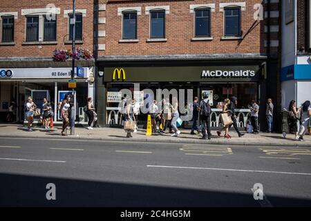 Londra, Regno Unito. 27 giugno 2020. Decine di acquirenti si accodano fuori dal fast food del McDonalds mentre si allontanano dal punto di vita sociale a Kingston sul Tamigi, poiché le restrizioni di blocco sono ulteriormente attenuate in tutta l'Inghilterra. 26 Giugno 2020, Kingston upon Thames, Southwest London, England, United Kingdom Credit: Clickpics/Alamy Live News Foto Stock