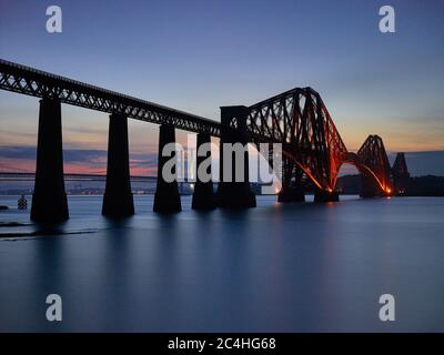 Forth Rail Bridge nel mezzo dell'estate al tramonto Foto Stock