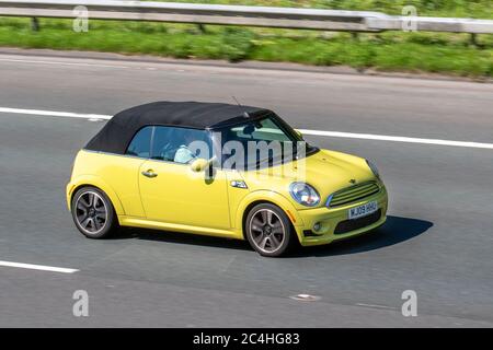 2019 giallo Mini Cooper; veicoli veicolari in movimento, automobili che guidano veicoli su strade del Regno Unito, motori, motori sulla rete autostradale M6. Foto Stock