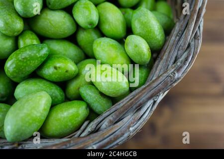Raccolta di olive verdi in Puglia Foto Stock