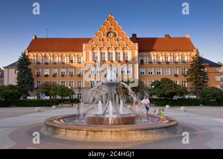 Fontana e Municipio al tramonto a Český Těšín, Moravskoslezský kraj, Repubblica Ceca Foto Stock