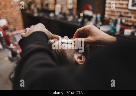 Processo di rasatura della barba in barbiere Foto Stock