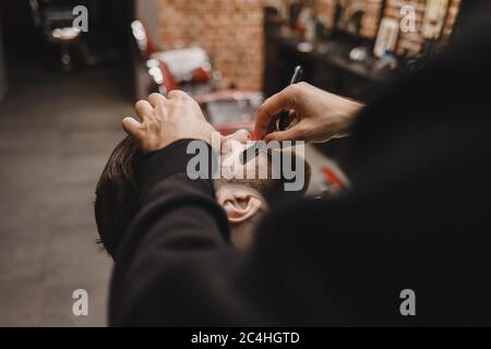 Processo di rasatura della barba in barbiere Foto Stock