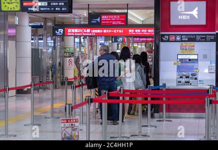 Passeggeri all'Aeroporto Internazionale Narita di Tokyo, Giappone Foto Stock