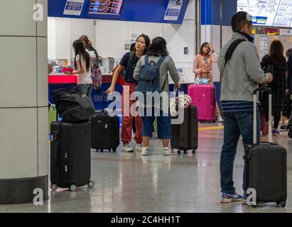 Passeggeri all'Aeroporto Internazionale Narita di Tokyo, Giappone Foto Stock