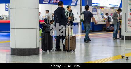 Passeggeri all'Aeroporto Internazionale Narita di Tokyo, Giappone Foto Stock