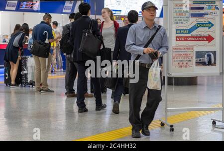 Passeggeri all'Aeroporto Internazionale Narita di Tokyo, Giappone Foto Stock