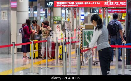 Passeggeri all'Aeroporto Internazionale Narita di Tokyo, Giappone Foto Stock