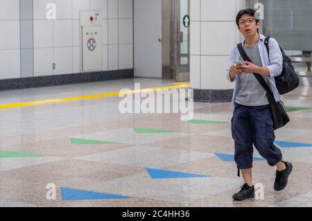 Passeggeri all'Aeroporto Internazionale Narita di Tokyo, Giappone Foto Stock