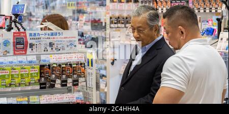 Tun Dr, Mahathir Mohamad, ex primo ministro della Malesia all'aeroporto internazionale Narita, Tokyo, Giappone Foto Stock