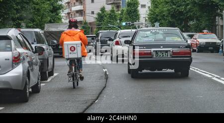 Servizio di consegna biciclette in via Tokyo, Giappone Foto Stock