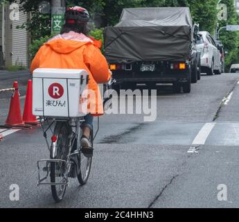 Servizio di consegna biciclette in via Tokyo, Giappone Foto Stock