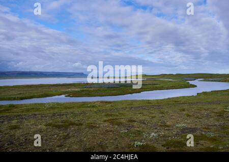 Kirkjubaejarklaustur, paesaggi eterei durante la notte di metà estate nel sud dell'Islanda Foto Stock