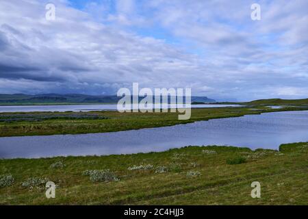 Kirkjubaejarklaustur, paesaggi eterei durante la notte di metà estate nel sud dell'Islanda Foto Stock